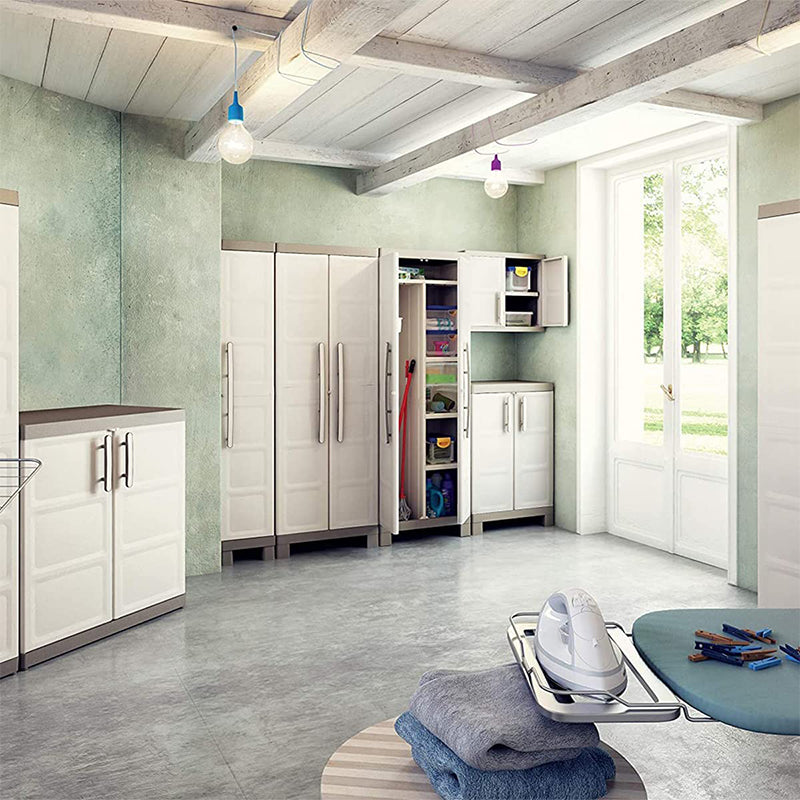 Armadio porta oggetti e scope a 2 ante con ripiani interni e piedini rialzati