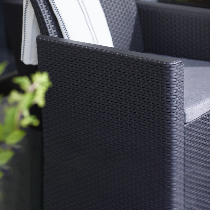 Salotto per esterno Penelope in resina divano poltrone e tavolino da giardino